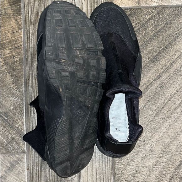 Black Minimalist Knit Sneakers - Picture 4 of 4